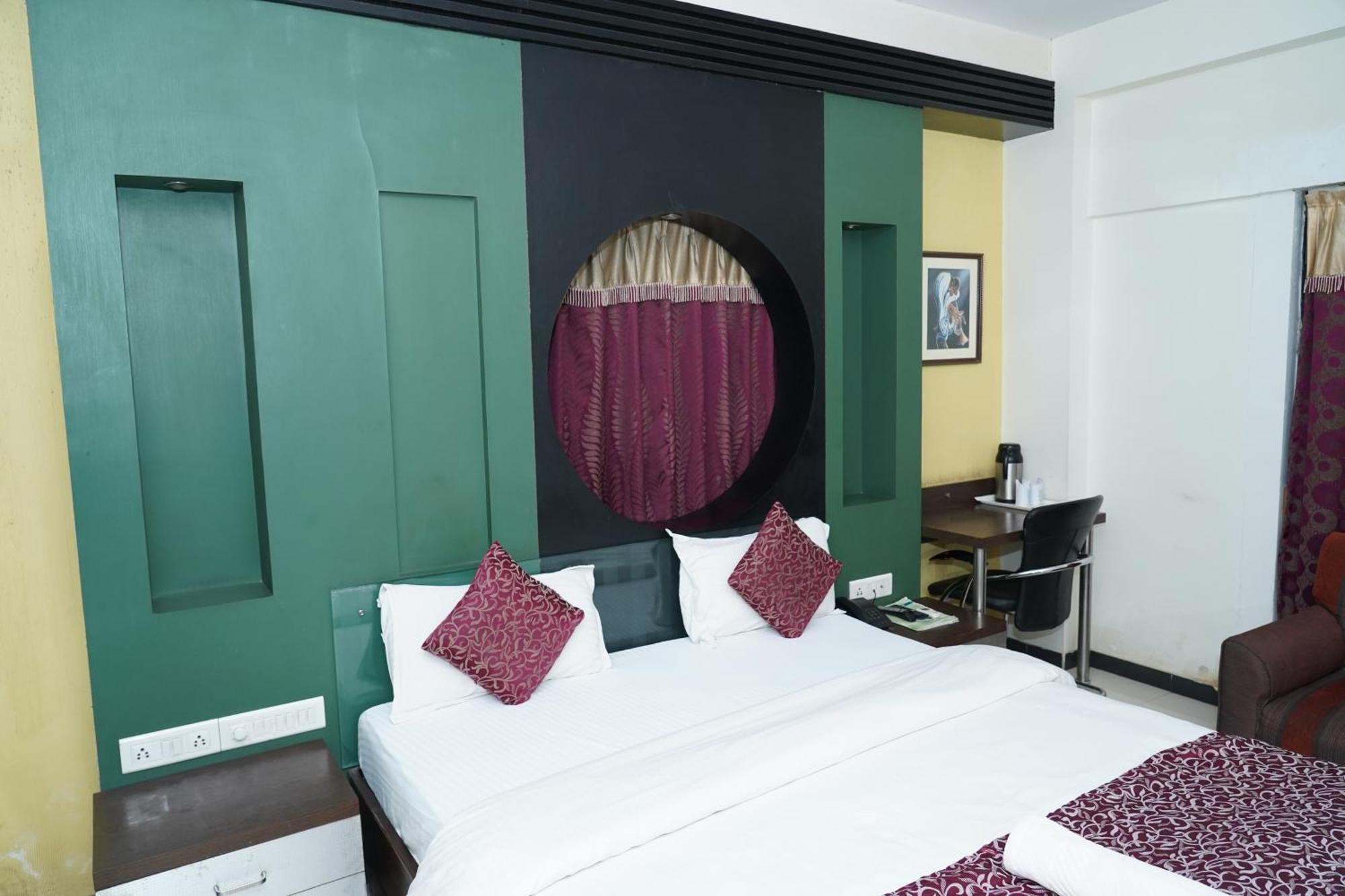 Marshall The Grand Hotel 阿穆达巴 外观 照片